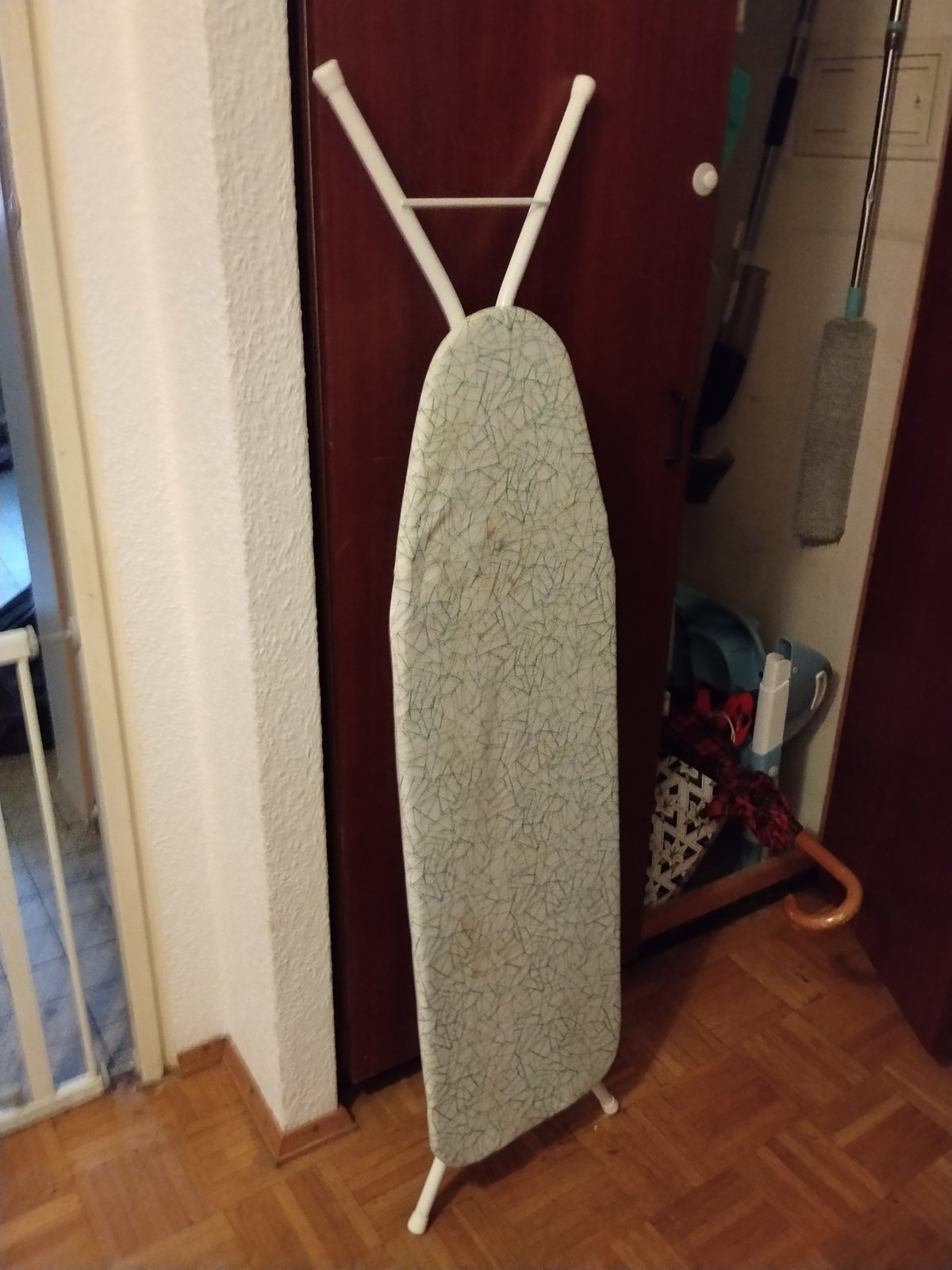 Bügelbrett / Bügeltisch, klappbar und höhenverstellbar photo 2